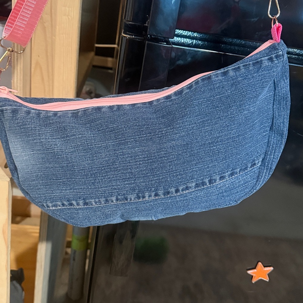 Handmade crossbody from recycled GUESS jeans. - Picture 3 of 4